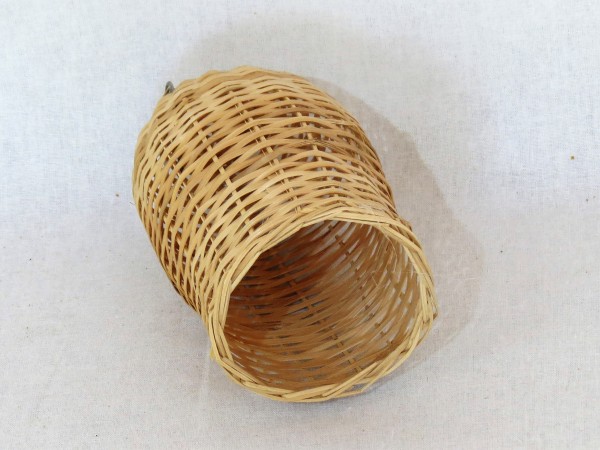 Niströhre aus Bambus, geflochten mit Drahthalter