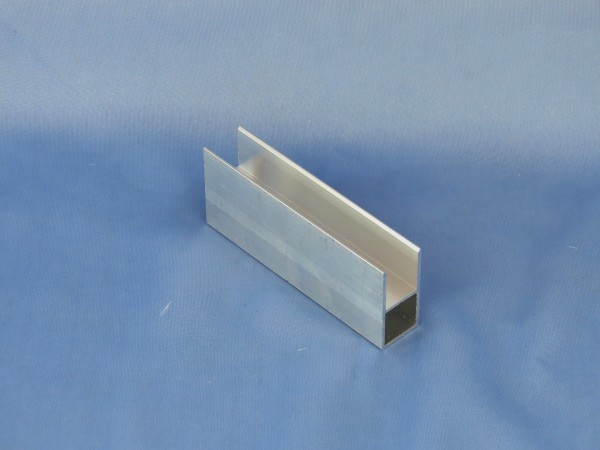 Alu-Vierkantrohr mit Steg 20 × 20 × 15 mm
